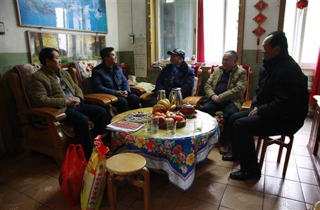 市國(guó)資委黨工委書記梁洪波慰問(wèn)公司建國(guó)前老黨