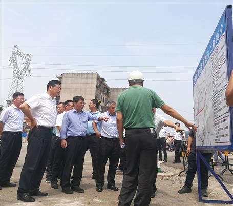 鄭俊康、吳煒到火車站周邊路網(wǎng)改造工程調(diào)研