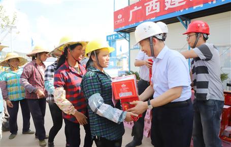 集團(tuán)公司黨委委員、副總經(jīng)理侯立林到公司施工一線送清涼
