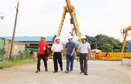 覃振華到九個分公司調研生產經(jīng)營工作