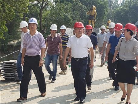 焦耀光到白蓮洞古人類(lèi)遺址博物館建設(shè)項(xiàng)目考察?