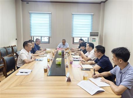 覃振華與融水縣長韋貞強(qiáng)舉行工作會(huì)談