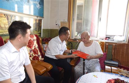 覃振華、賴海標(biāo)國慶節(jié)前慰問離休老干部