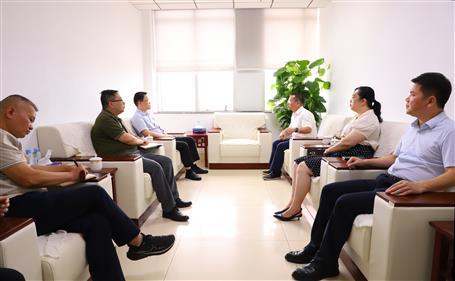 覃振華與柳北區(qū)委書(shū)記、區(qū)長(zhǎng)石中華舉行工作會(huì)談