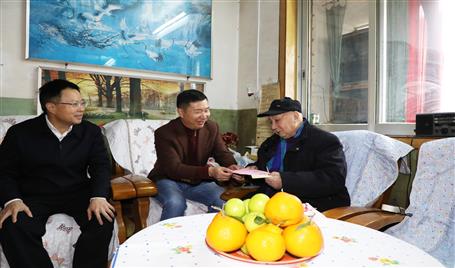 曾惠新到冶建公司慰問新中國成立前入黨的老黨員董德和